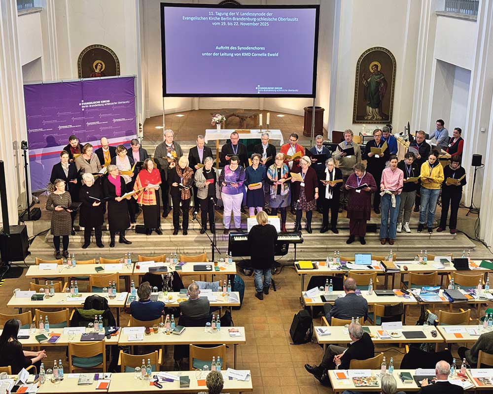 Chor in einem großen Saal mit Tischen
