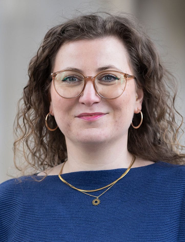 Lächelnde Frau mit Brille