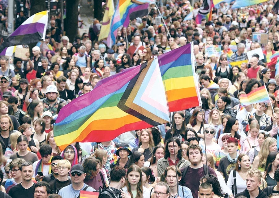 Regenbogenflaggen auf einer Demonstration