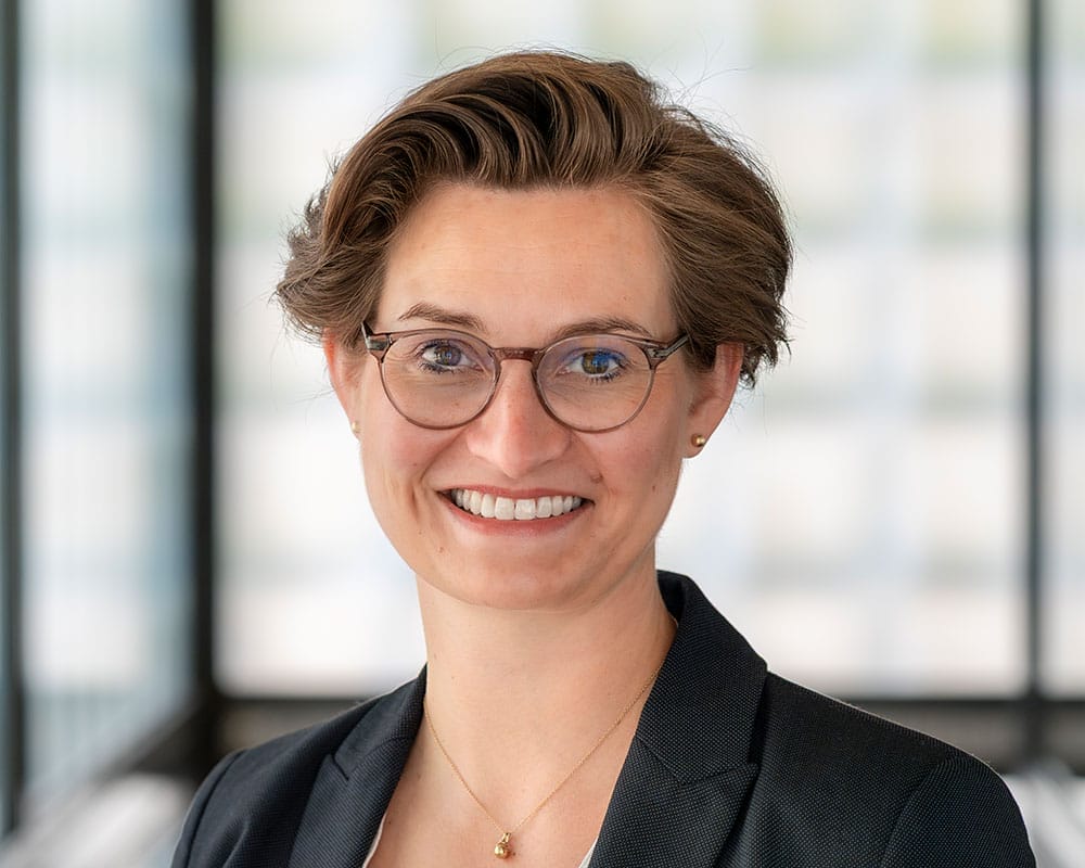 Lächelnde Frau mit Brille