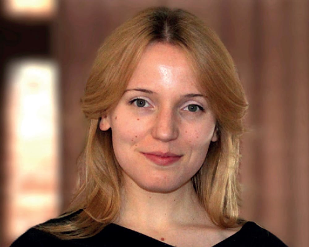 Gesicht einer lächelnden Frau mit langen Haaren